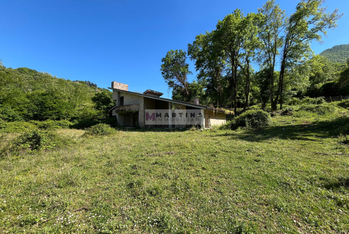 Proprietà con struttura in cemento armato, fabbricati e terreno