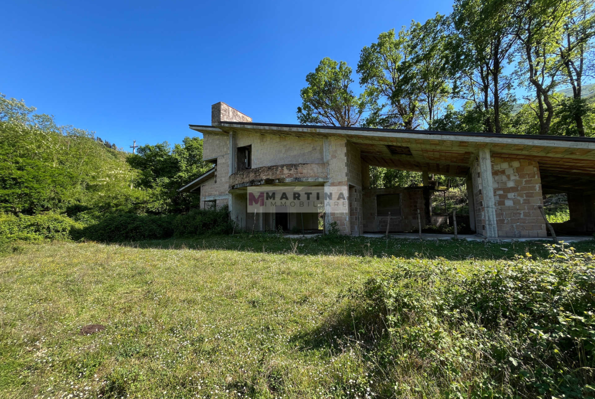 Proprietà con struttura in cemento armato, fabbricati e terreno
