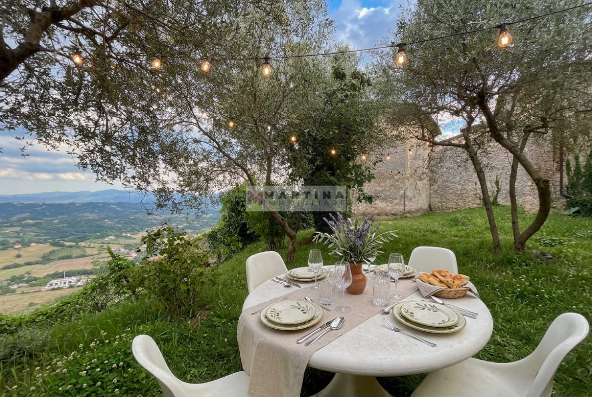 Appartamento e rustici con giardini privati