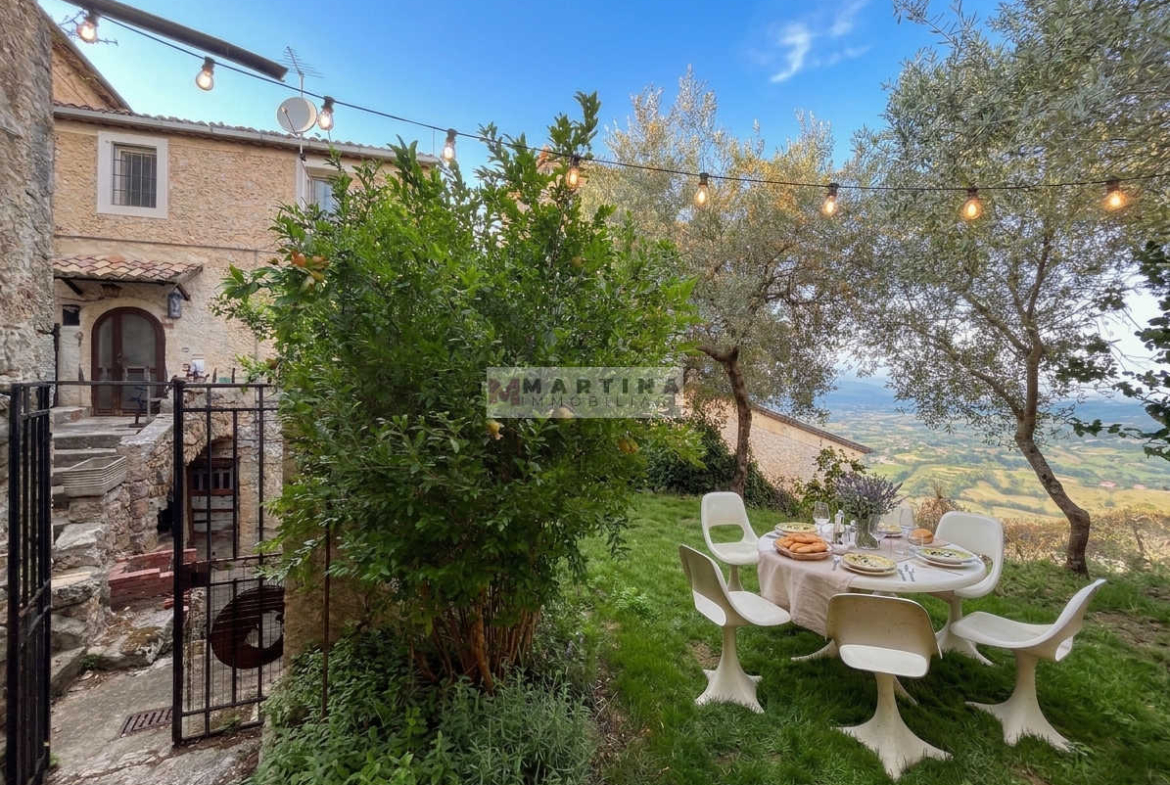 Appartamento e rustici con giardini privati