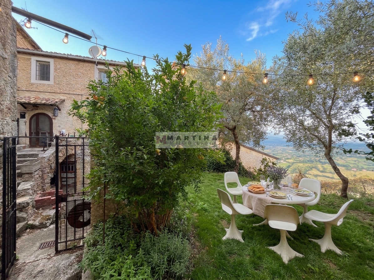 Appartamento e rustici con giardini privati