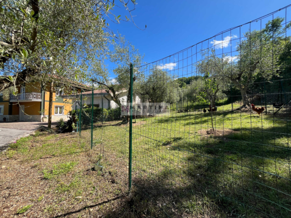 Casa indipendente con garage e terreno