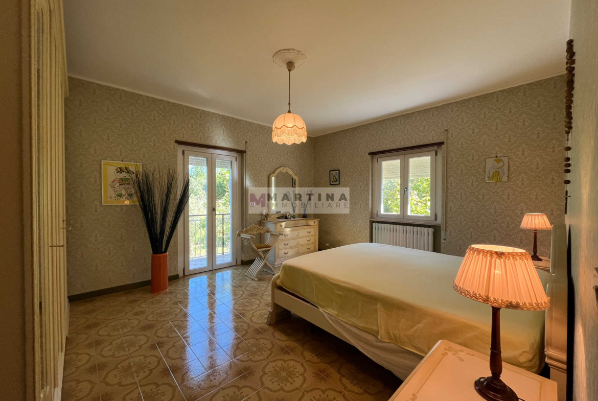 Casa indipendente con garage e terreno