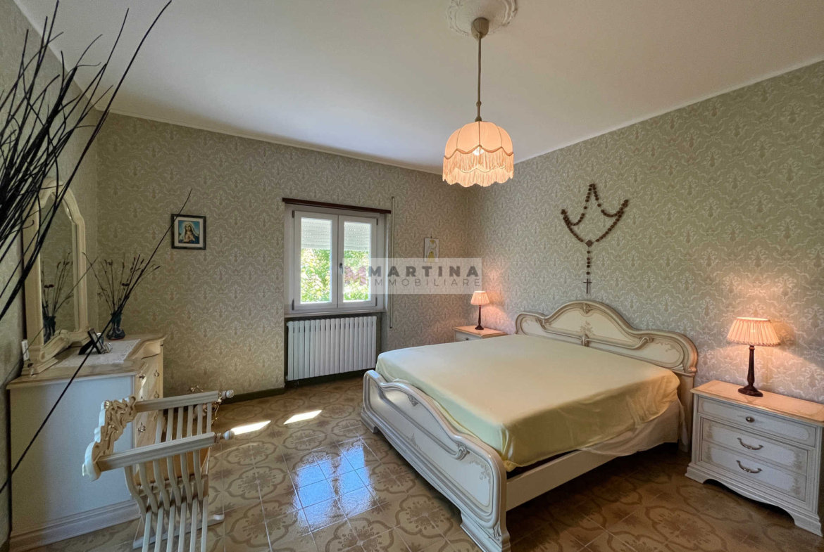 Casa indipendente con garage e terreno