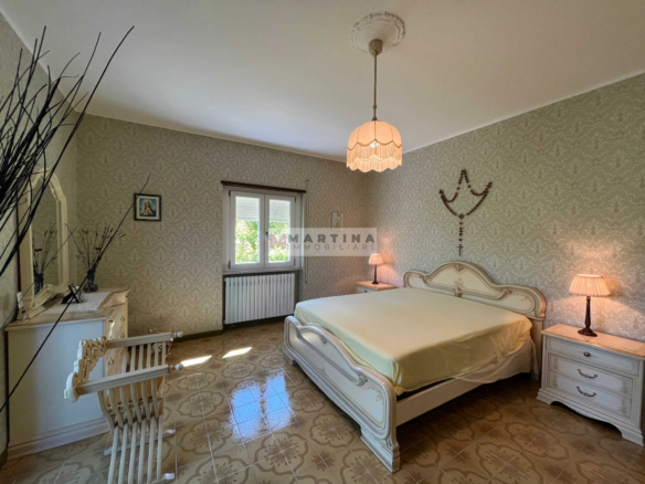 Casa indipendente con garage e terreno