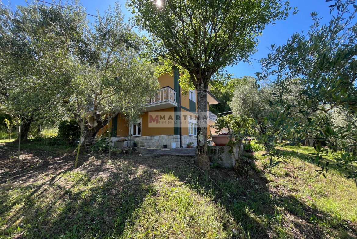 Casa indipendente con garage e terreno