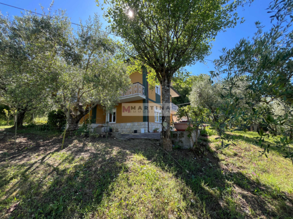 Casa indipendente con garage e terreno