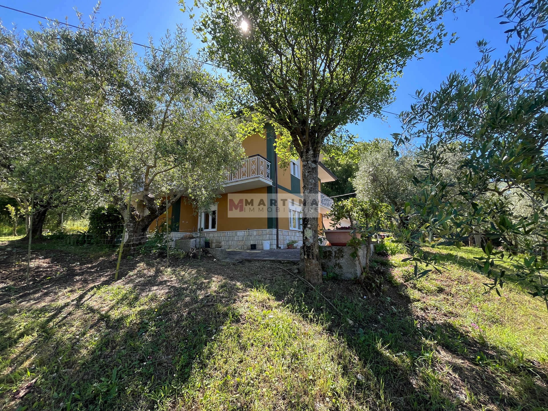 Casa indipendente con garage e terreno
