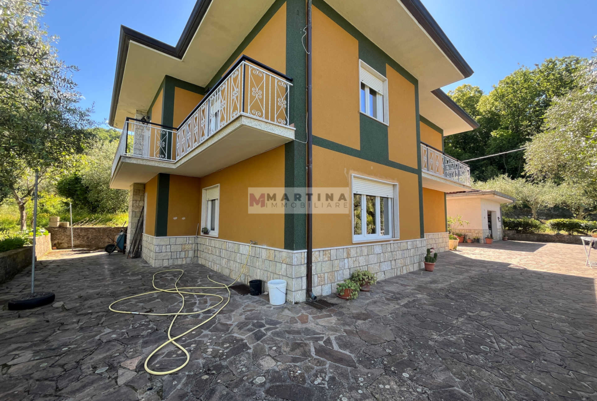 Casa indipendente con garage e terreno