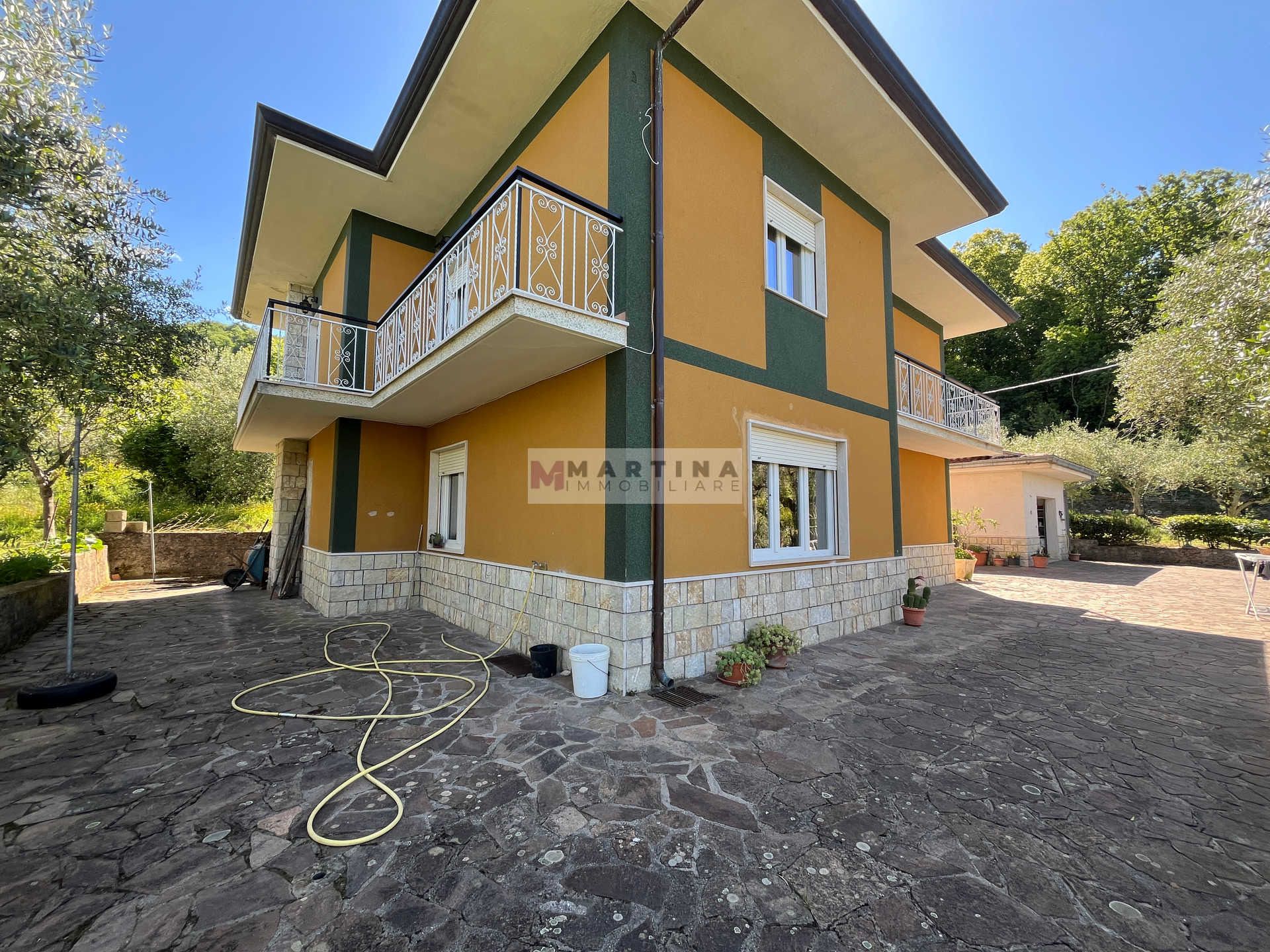 Casa indipendente con garage e terreno