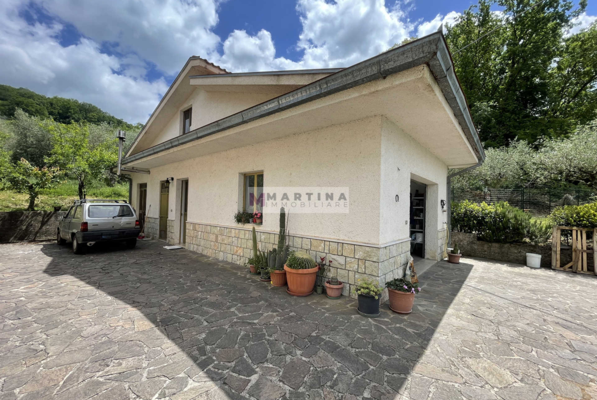 Casa indipendente con garage e terreno