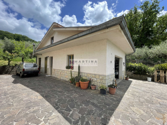 Casa indipendente con garage e terreno