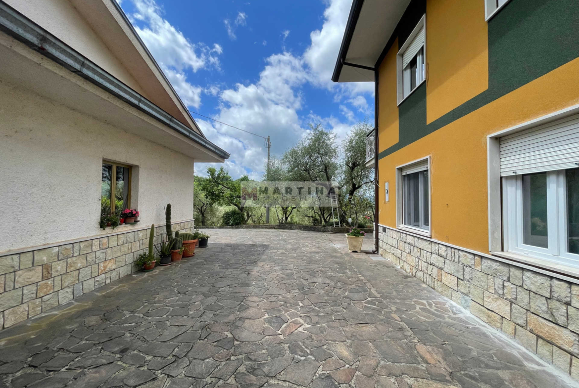 Casa indipendente con garage e terreno