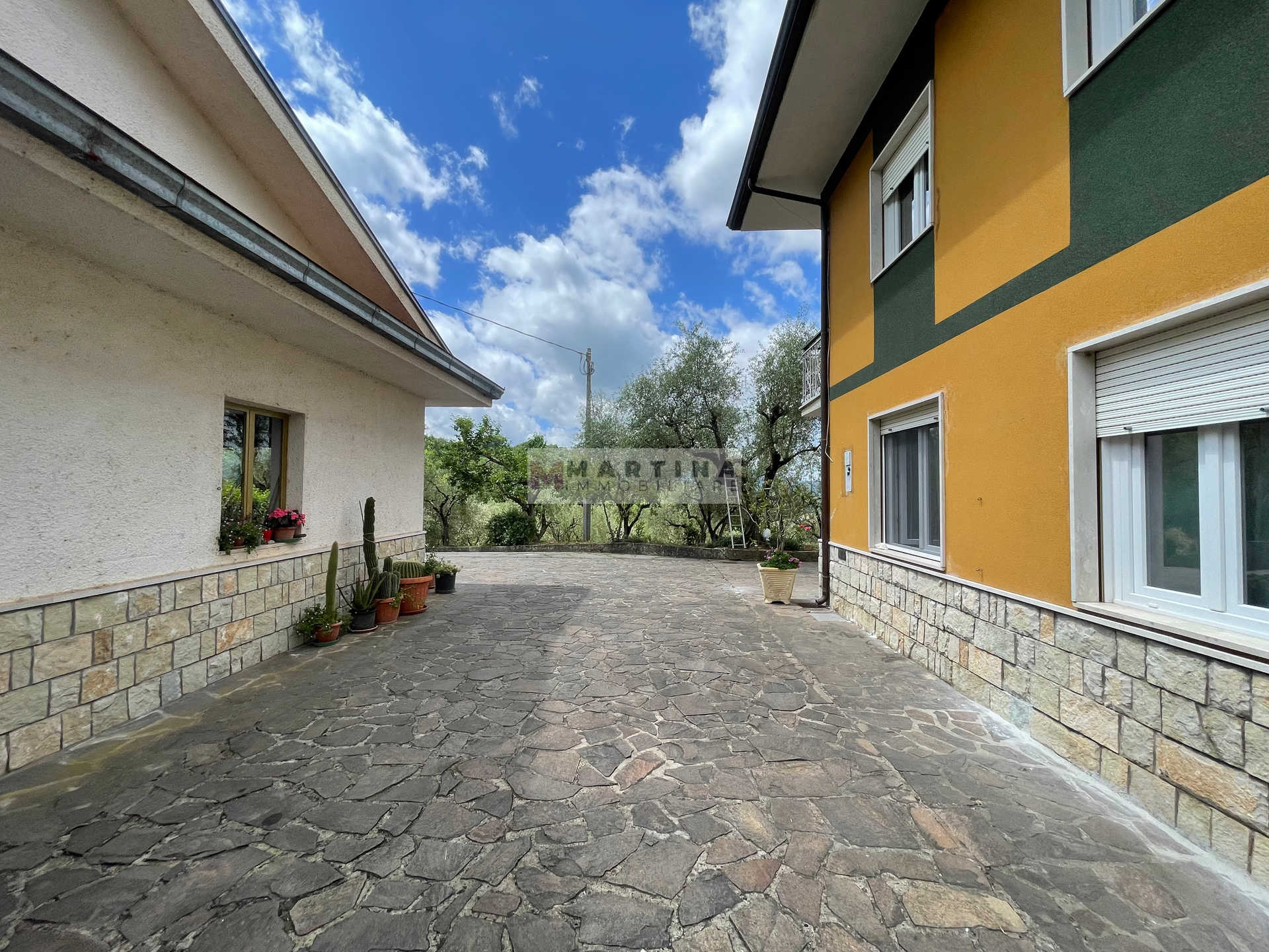 Casa indipendente con garage e terreno