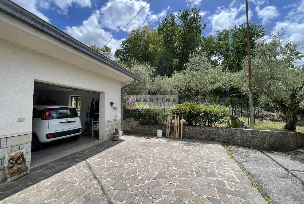Casa indipendente con garage e terreno