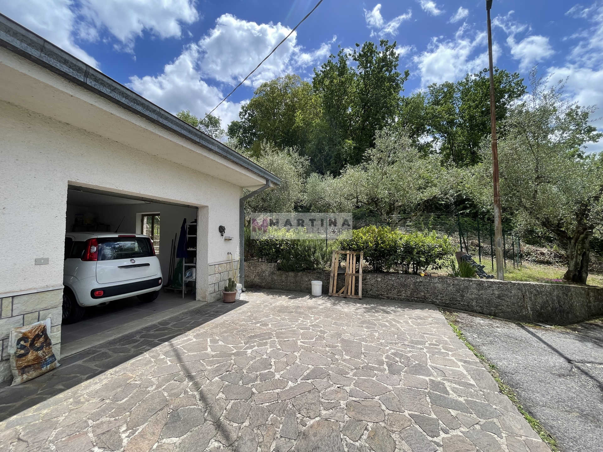 Casa indipendente con garage e terreno