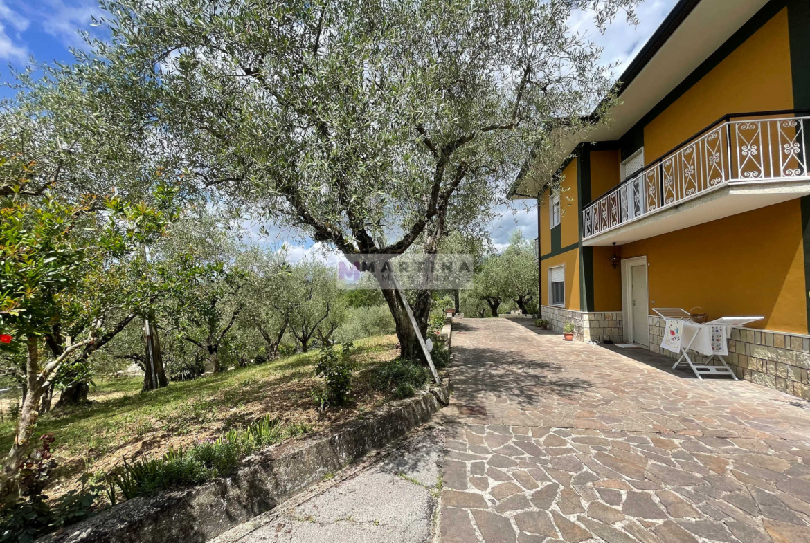 Casa indipendente con garage e terreno
