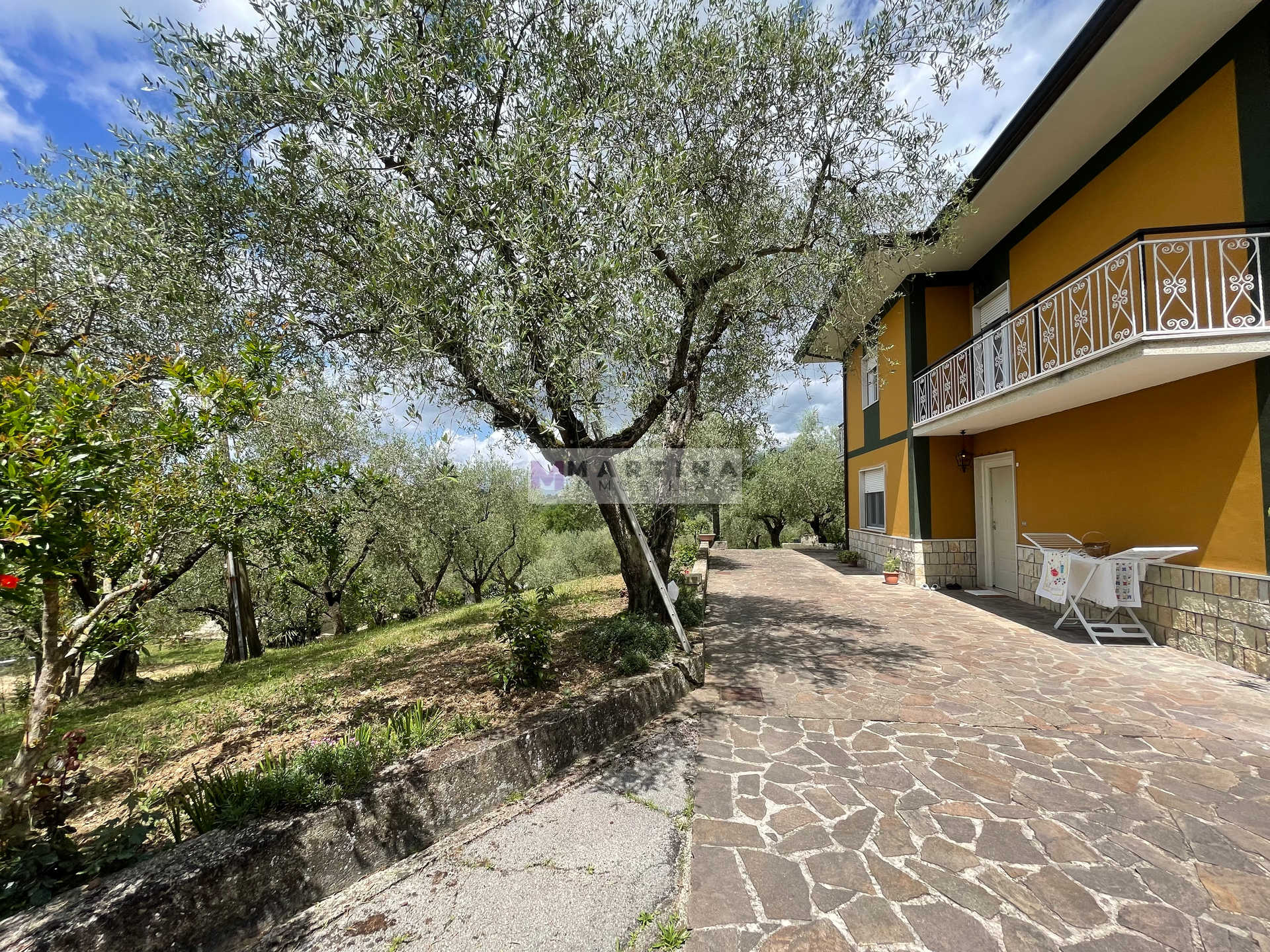 Casa indipendente con garage e terreno