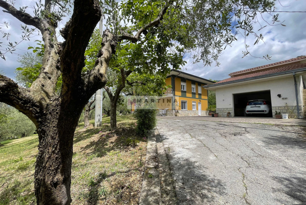 Casa indipendente con garage e terreno
