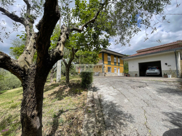 Casa indipendente con garage e terreno