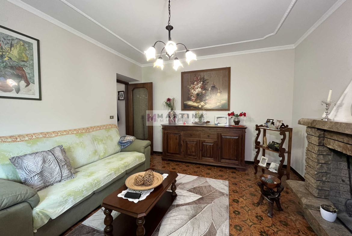 Casa indipendente con garage e terreno