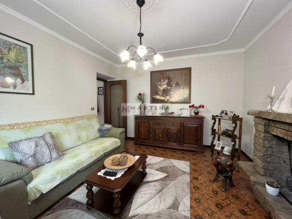 Casa indipendente con garage e terreno