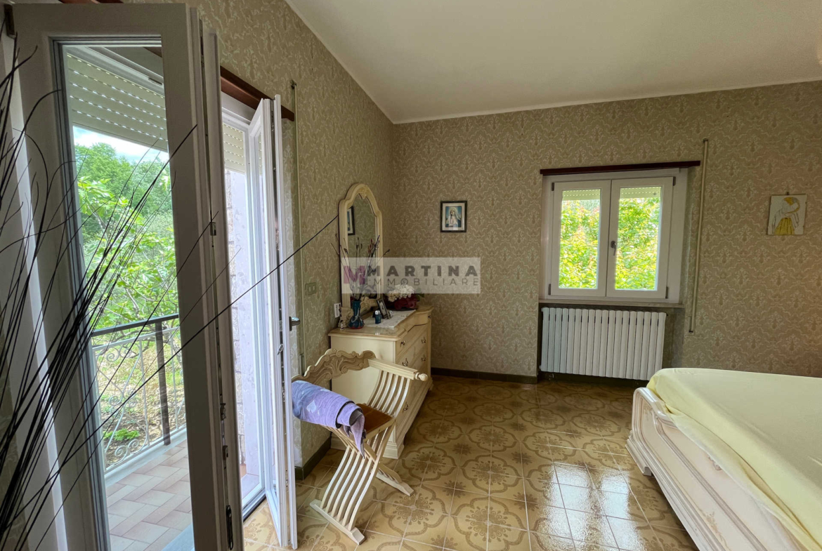 Casa indipendente con garage e terreno