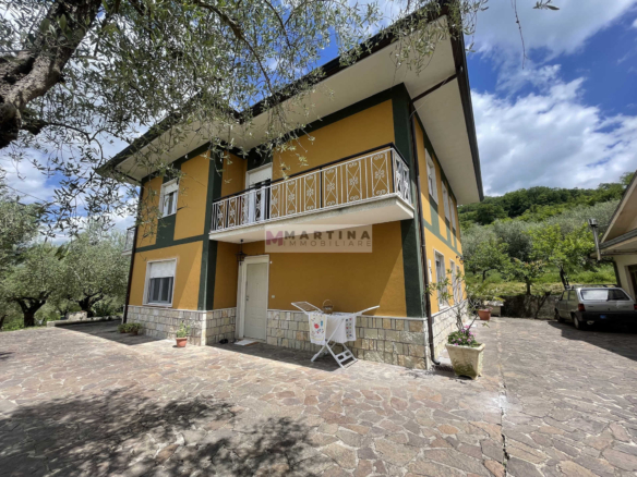Casa indipendente con garage e terreno
