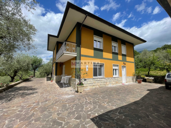 Casa indipendente con garage e terreno