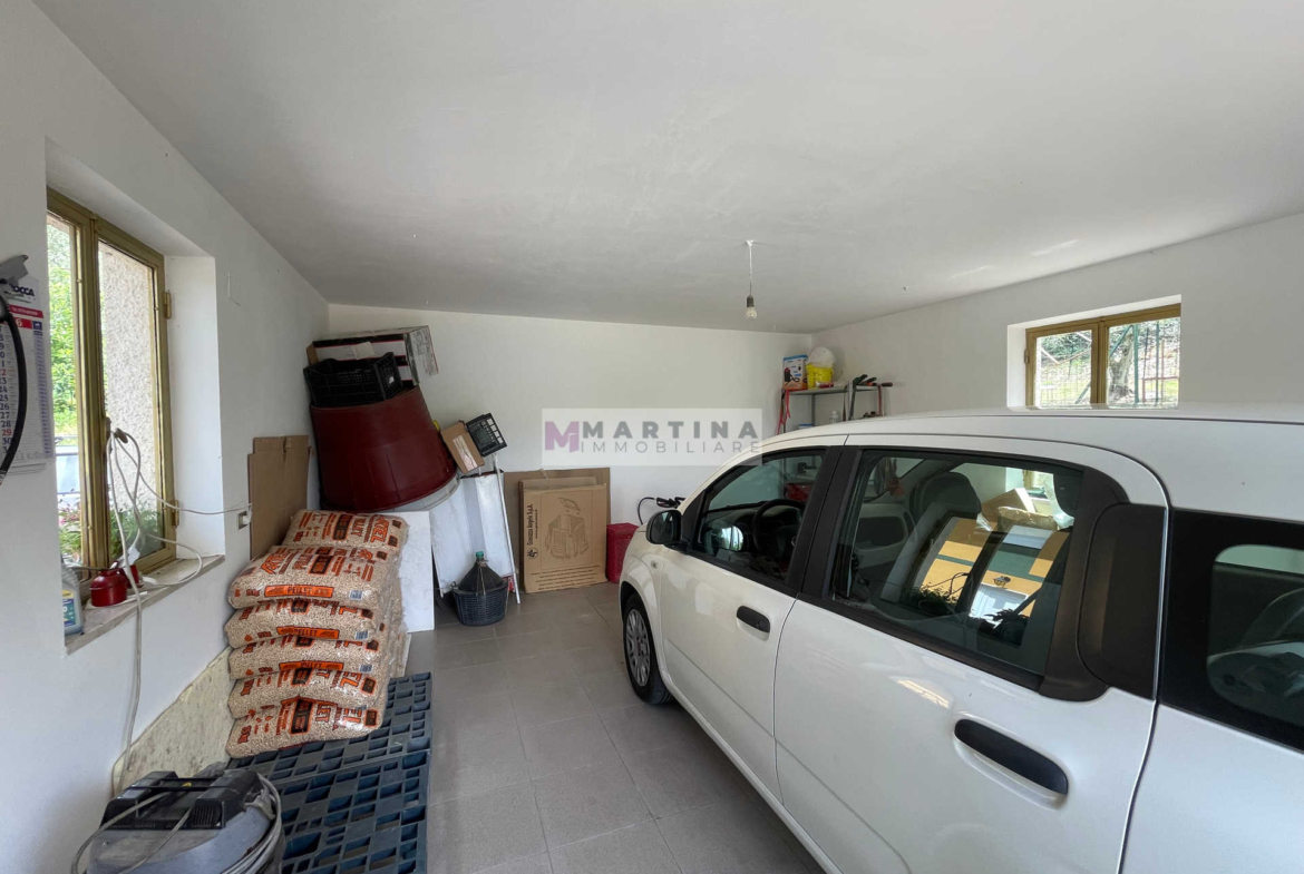 Casa indipendente con garage e terreno