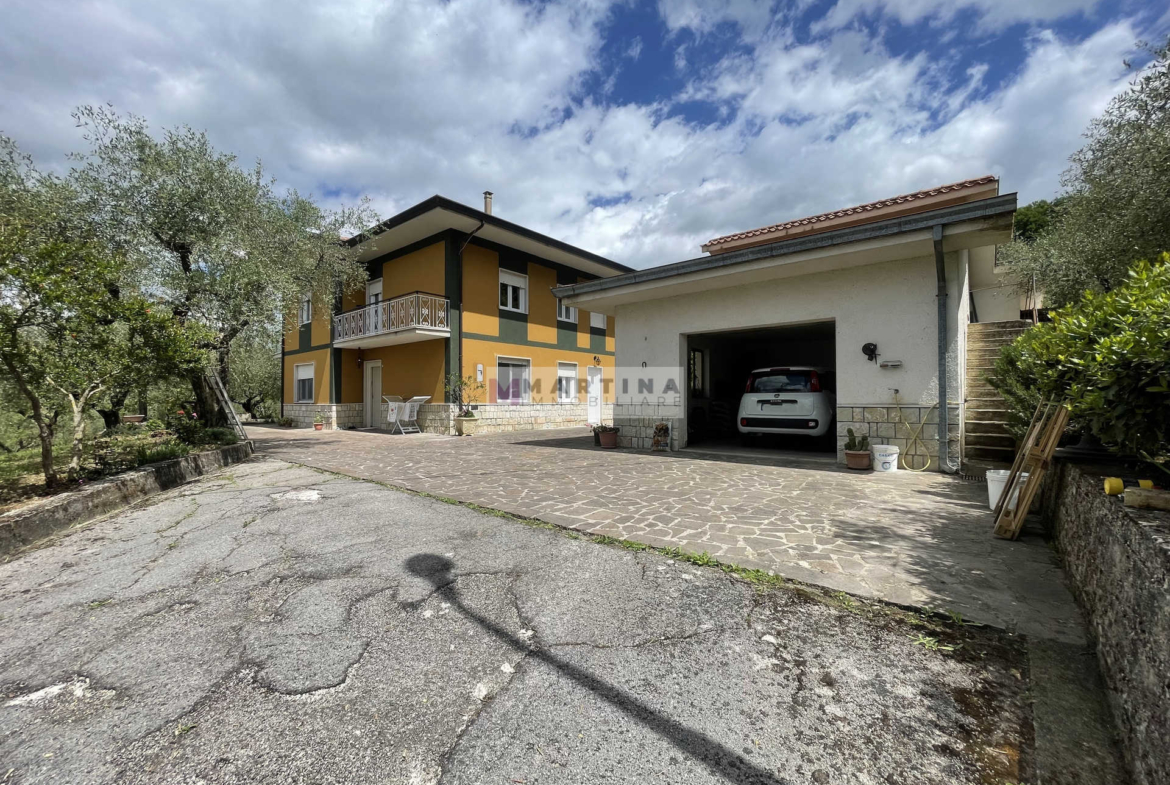 Casa indipendente con garage e terreno