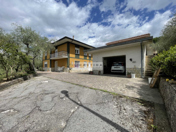 Casa indipendente con garage e terreno