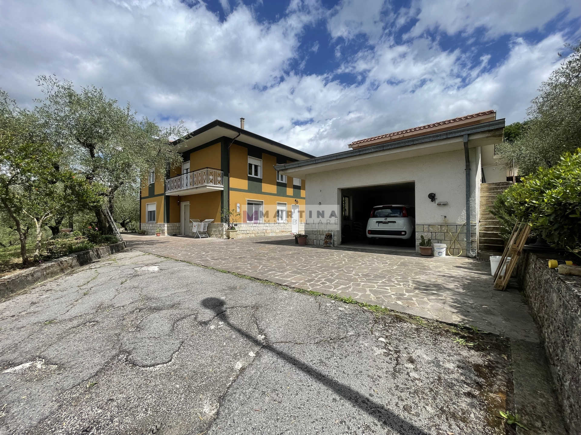 Casa indipendente con garage e terreno