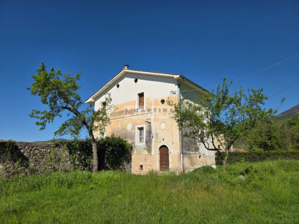 Casale panoramico con ampio terreno