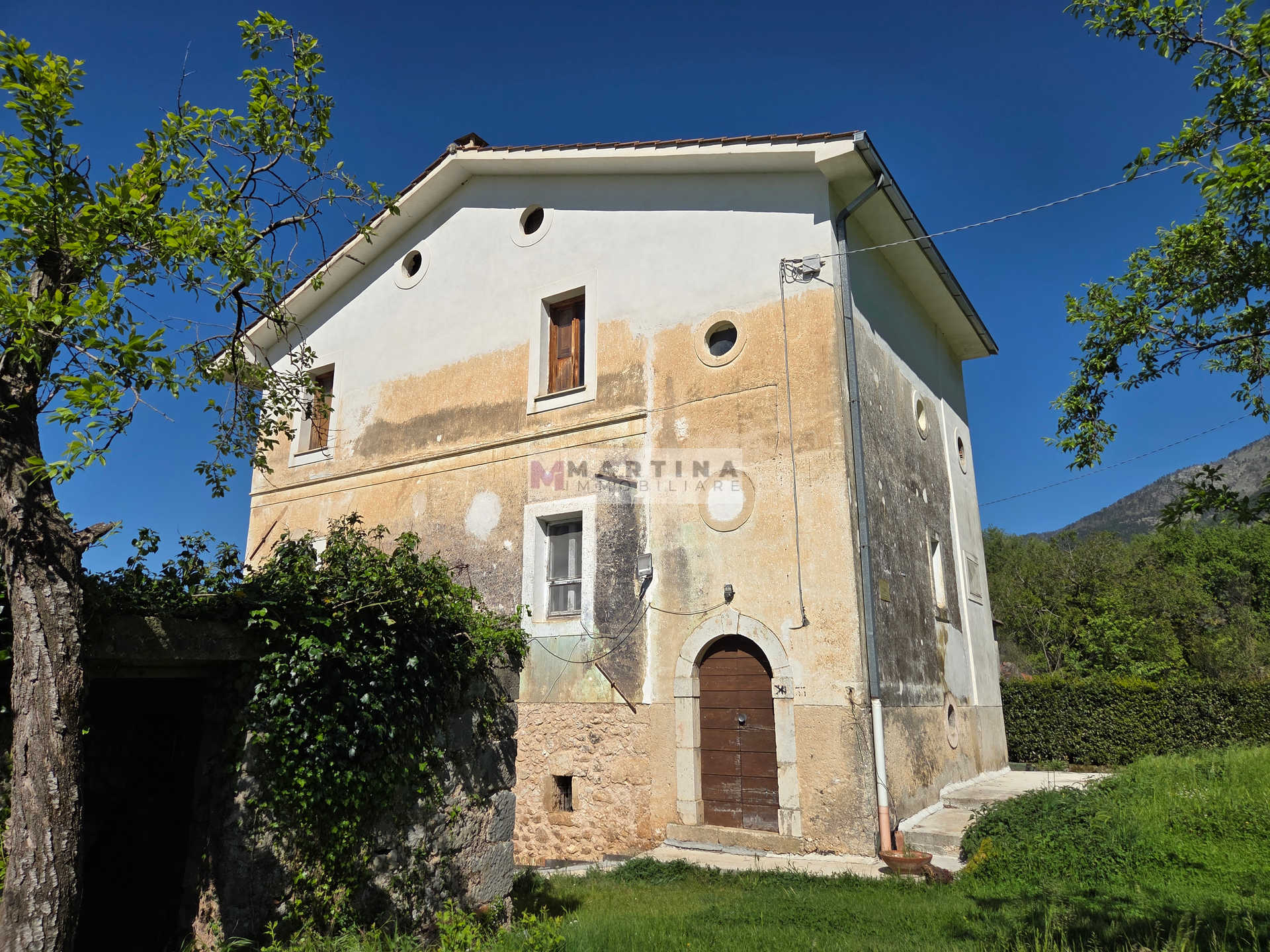 Panoramic farmhouse with large land