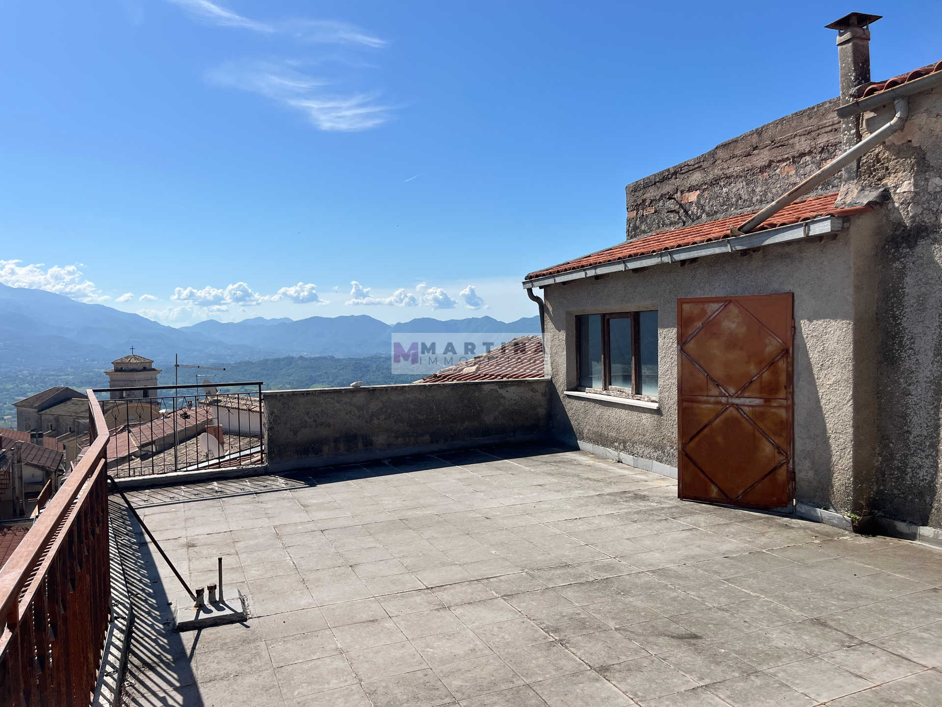 Terracielo con 3 appartamenti, terrazzo e garage