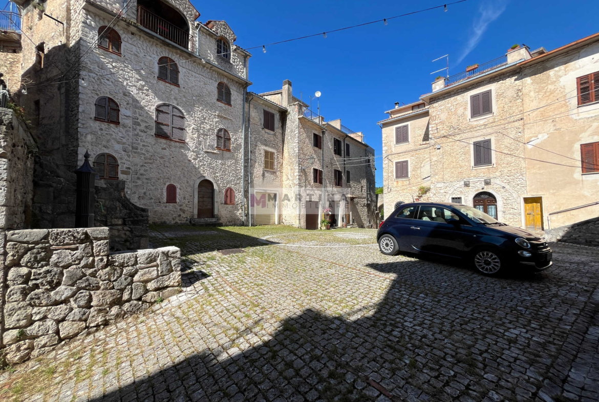 Terracielo con 3 appartamenti, terrazzo e garage