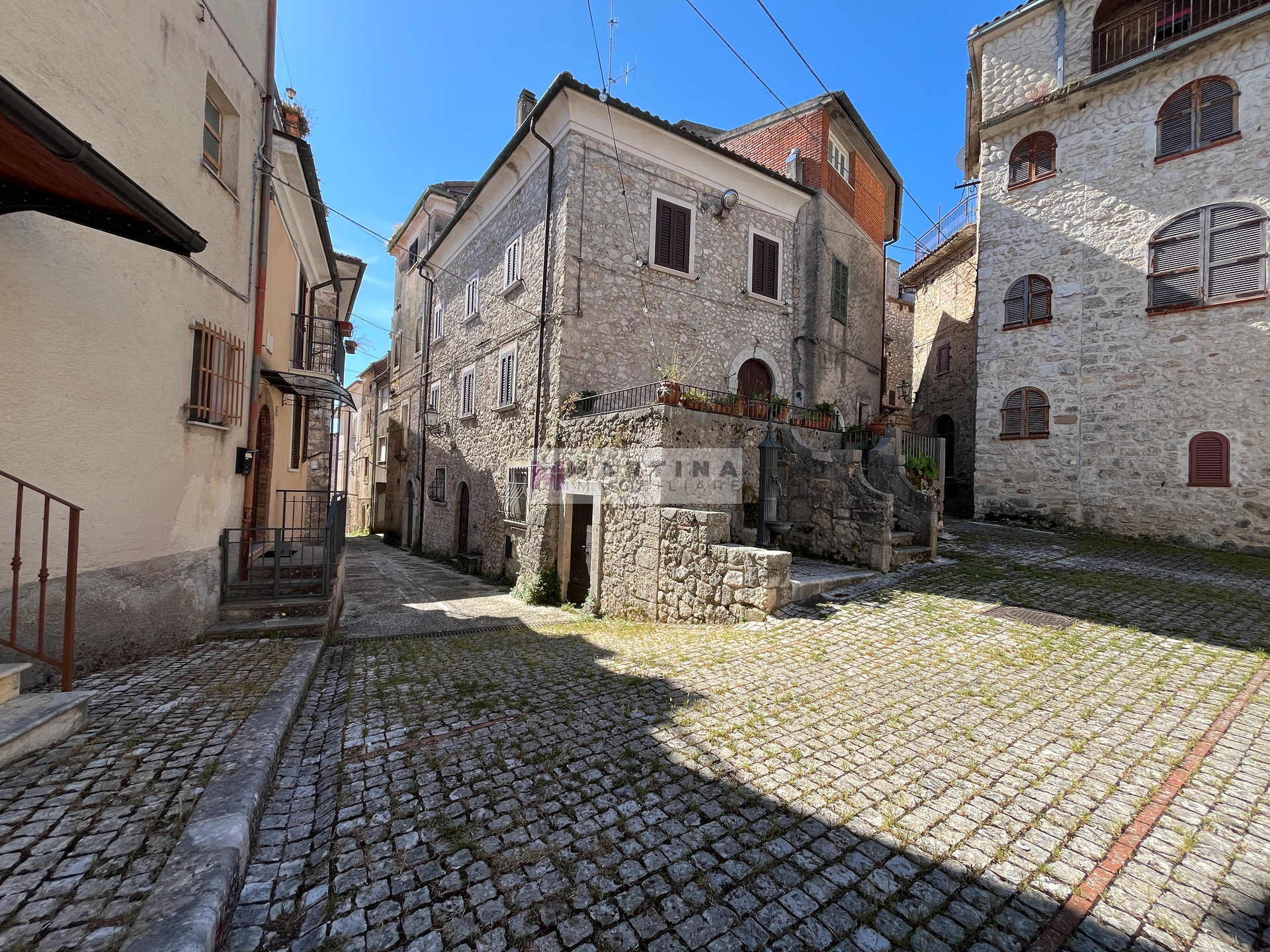 Terracielo con 3 appartamenti, terrazzo e garage