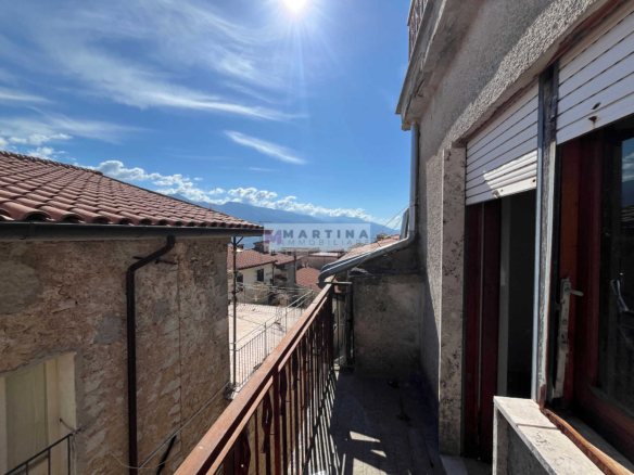 Terraced house with 3 apartments, terrace and garage