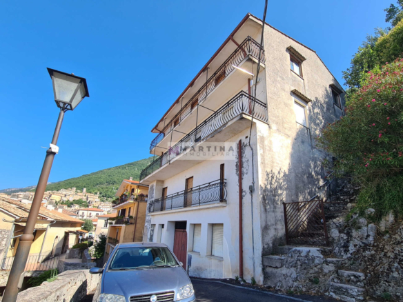 Appartamenti centrali da rifinire con posto auto