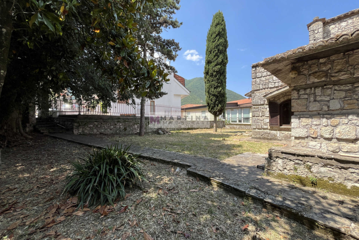 Villa signorile con giardino