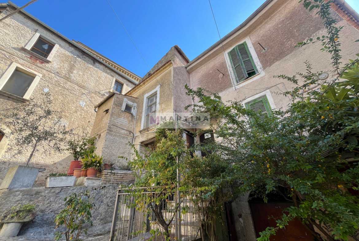 Central apartment to renovate