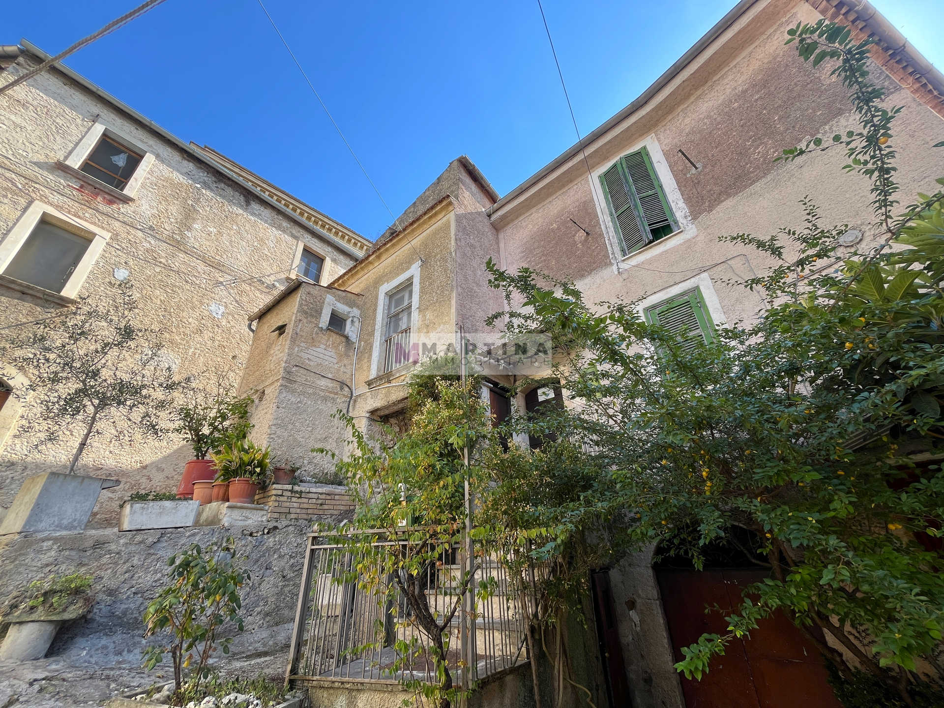 Central apartment to renovate