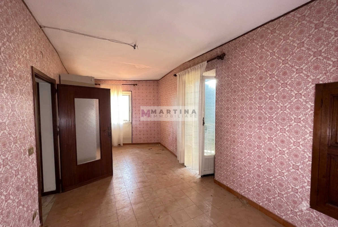 Central apartment to renovate