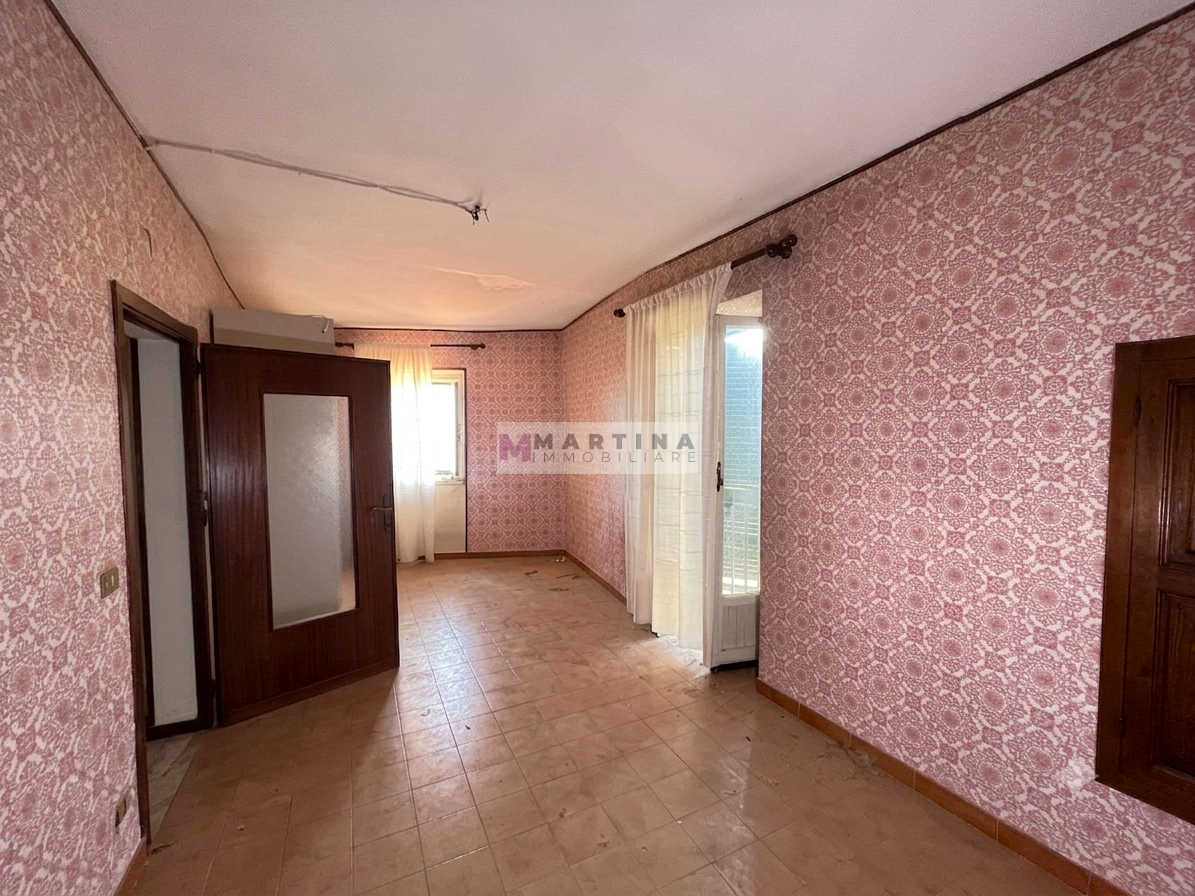 Central apartment to renovate