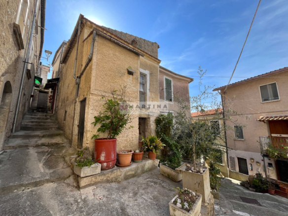 Central apartment to renovate