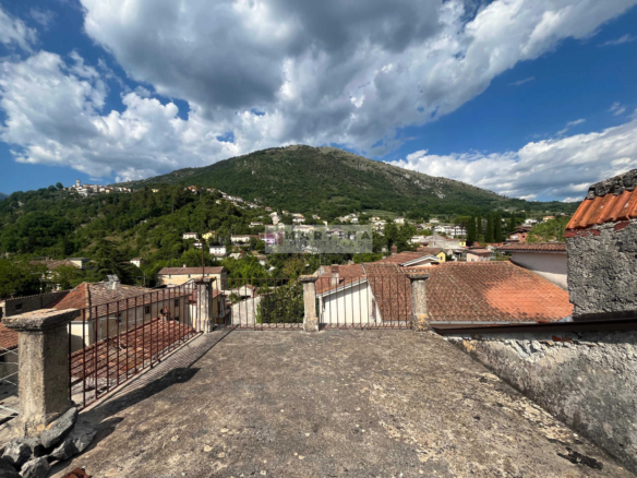 Terracielo da ristrutturare con terrazza panoramica