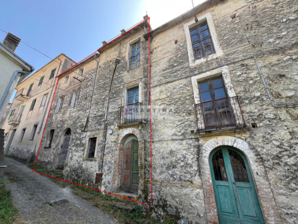 Terraced house to renovate with panoramic terrace
