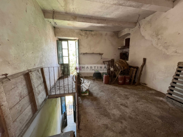 Terraced house to renovate with panoramic terrace