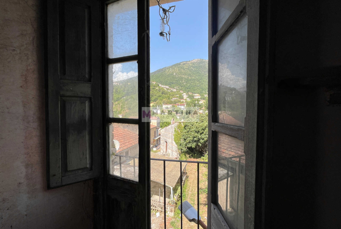 Terracielo da ristrutturare con terrazza panoramica